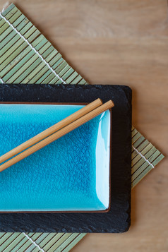 竹垫上的盘子和筷子