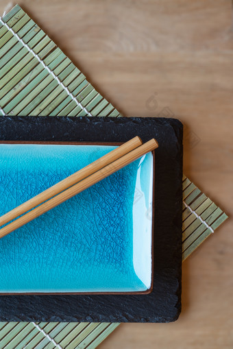 <strong>竹</strong>垫上的盘子和筷子