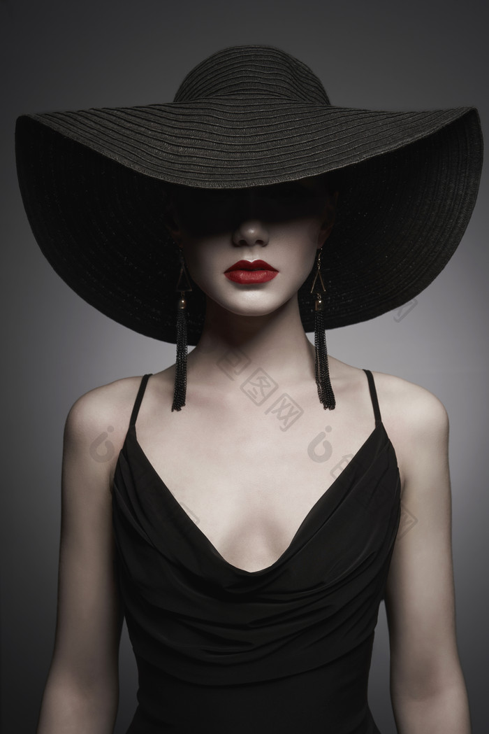 黑色连衣裙红唇性感模特