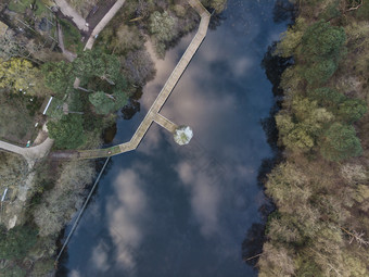 河水中的建筑物摄影图