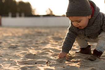 一个玩沙子的小男孩