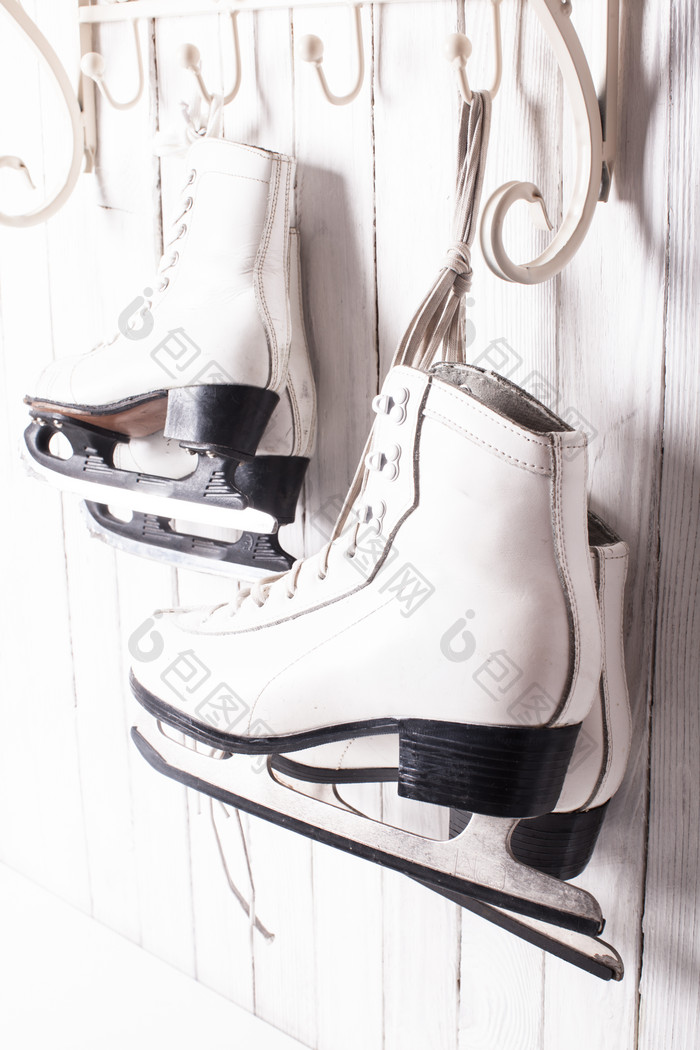 挂着的白色溜冰鞋鞋子