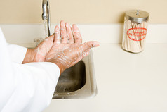 简约洗手的医生摄影图