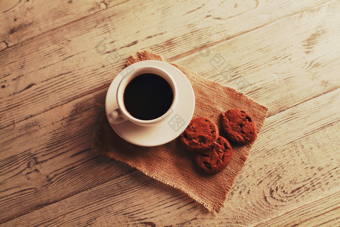 咖啡和曲奇饼干摄影图