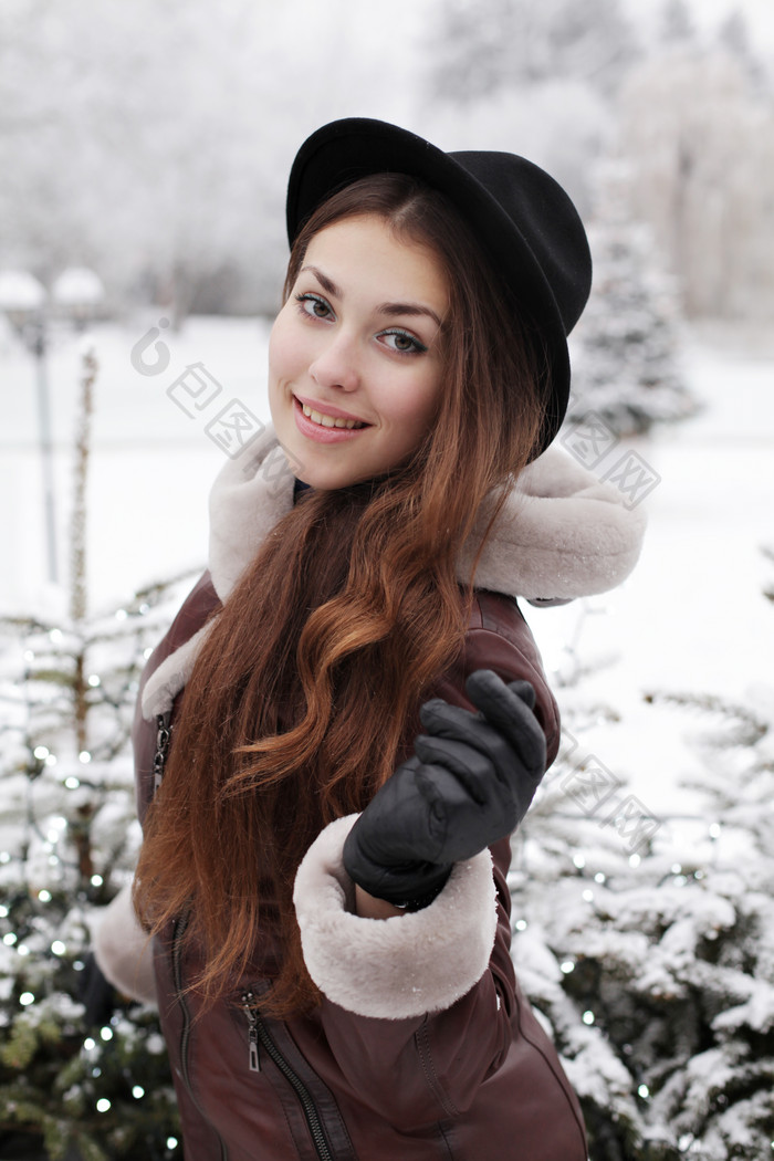 冬天户外戴帽子的女人