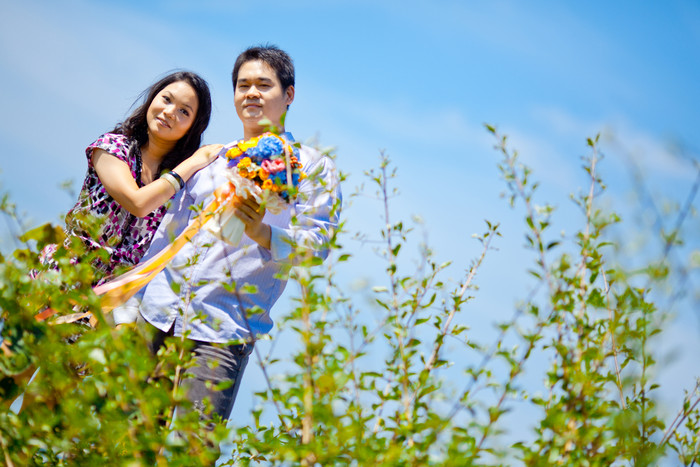 幸福的新婚夫妇站在草坪