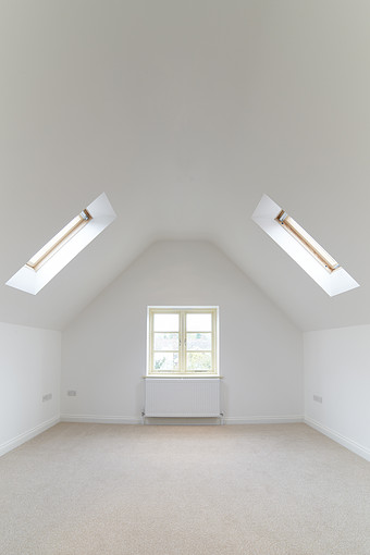 阁楼天窗空房间摄影图图片下载