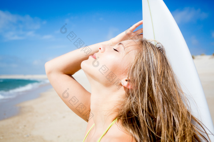 在沙滩上晒太阳的冲浪者