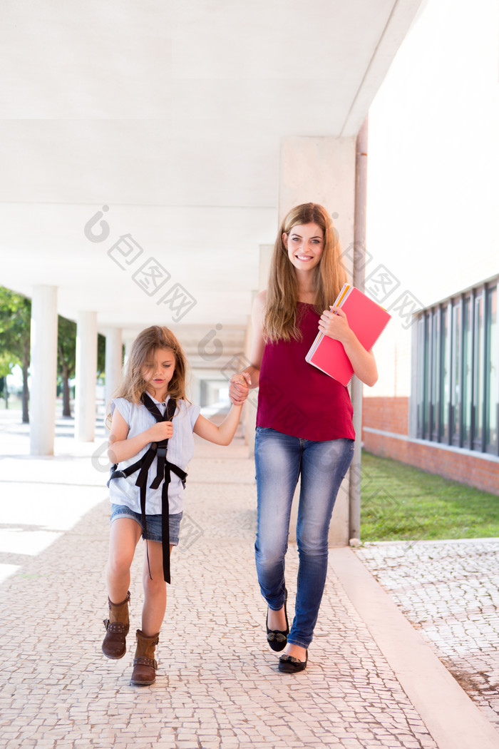 学校里牵手的师生