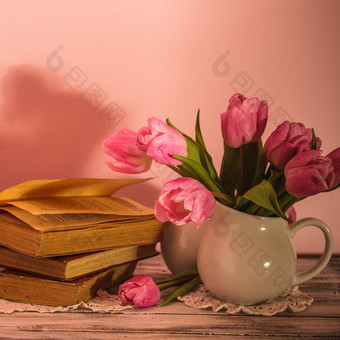 <strong>粉色</strong>花朵花瓶和书本