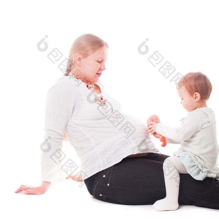 儿童坐在怀孕妈妈腿上跟宝宝互动