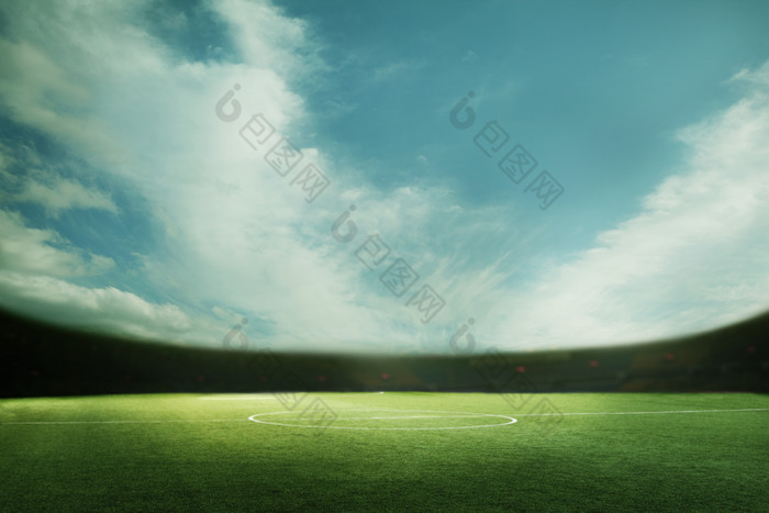蓝天白云下的足球场