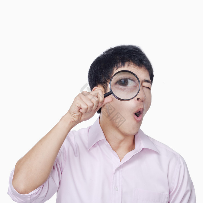 手持放大镜的男人图片