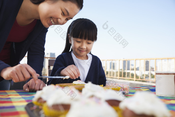 屋顶庆祝生日的母女