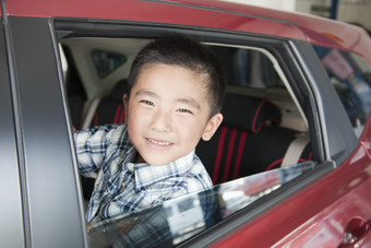 男孩子小孩汽车内拍照摄影微笑的乐观开朗的