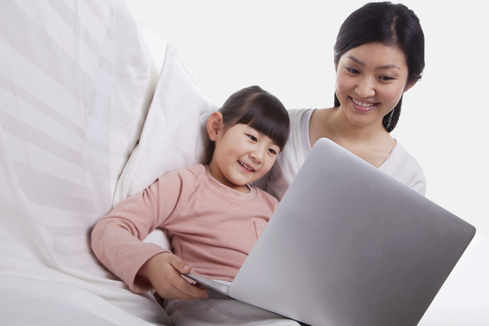母女儿童小孩妈妈看笔记本电脑开心温馨