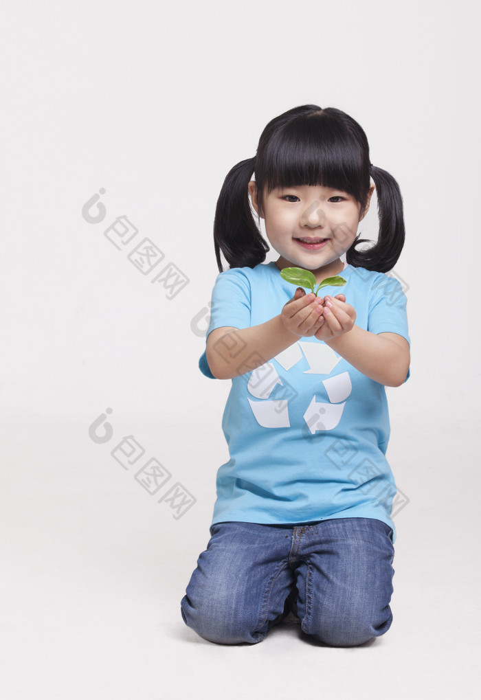 环保小女孩捧着小草微笑公益爱心世界环保日
