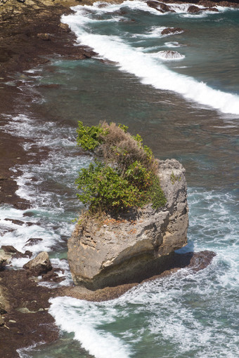 假期海边沙滩海浪冲击岩石旅行风景