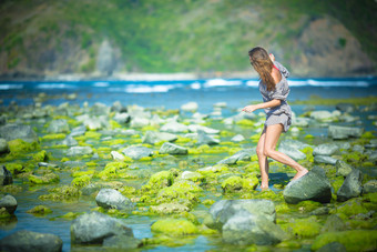 美女假期旅游河边海边绿色生态摄影背景图