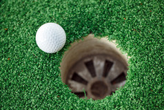 绿色调高尔夫球洞摄影图
