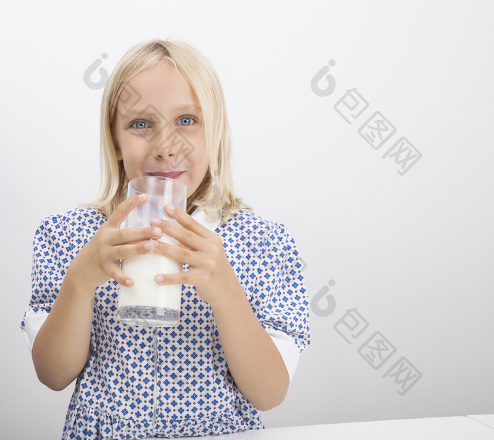 简约风喝牛奶的小女孩摄影图