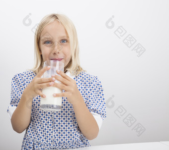 简约风喝牛奶的<strong>小女孩摄影图</strong>