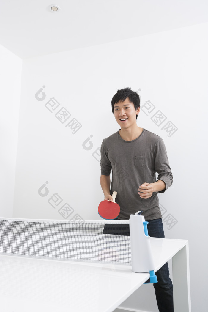 简约风打乒乓球的男士摄影图