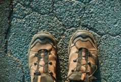 地上的一双登山鞋摄影图