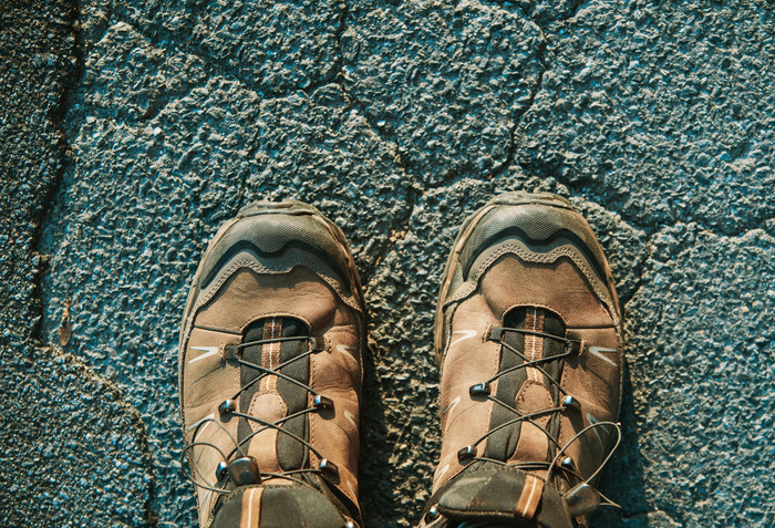 地上的一双登山鞋图片