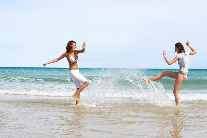 海边戏水的两个女人