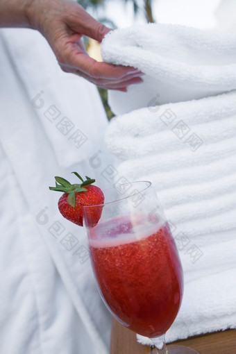 玻璃杯草莓汁摄影图