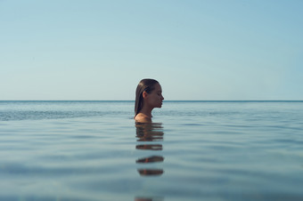 <strong>海水</strong>中游泳的女人