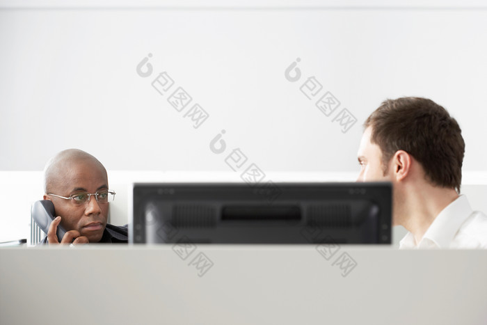 灰色调看电脑的两个男人摄影图
