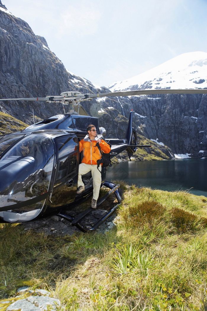 清新在山顶坐直升机摄影图