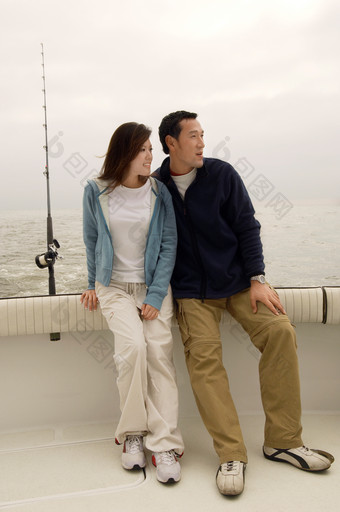 简约风在船上的夫妻摄影图