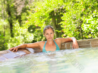 清新泳池中的女生摄影图