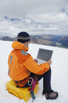 深色调在雪山上用电脑摄影图
