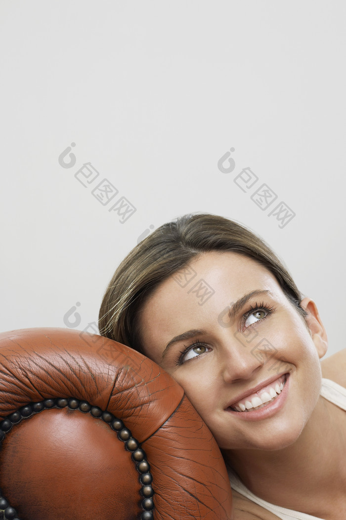 女人开心躺在皮质沙发上
