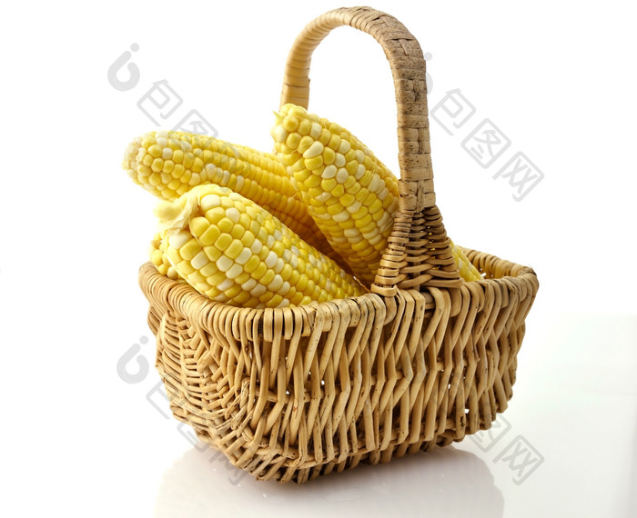 简约篮子中的玉米摄影图