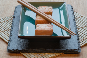 盘子里的鱼豆腐筷子
