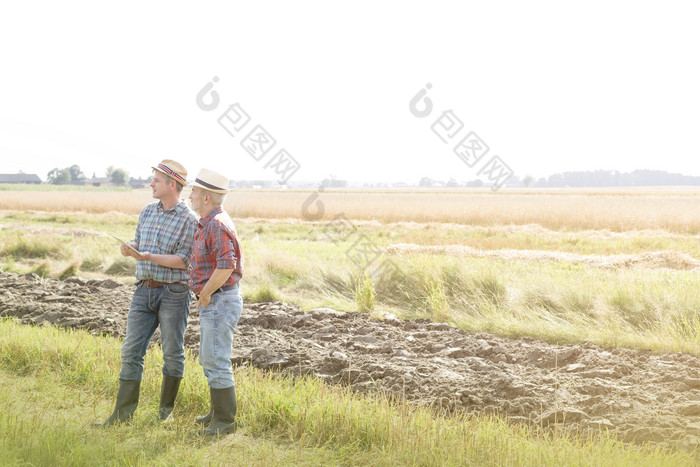 清新耕地上的农民摄影图