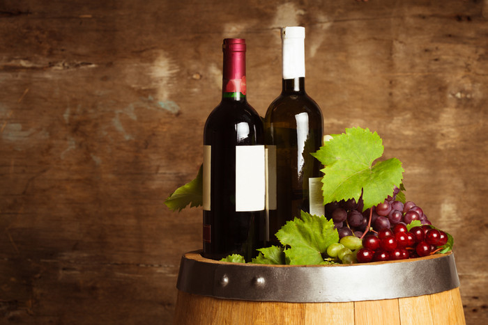 木桶上的葡萄和红酒