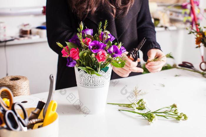 女人修剪鲜花花卉