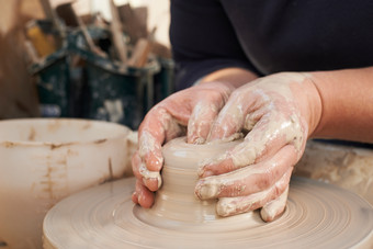 陶轮上制作陶器的双手