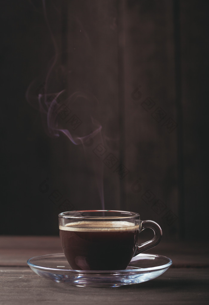 棕色背景中的热咖啡