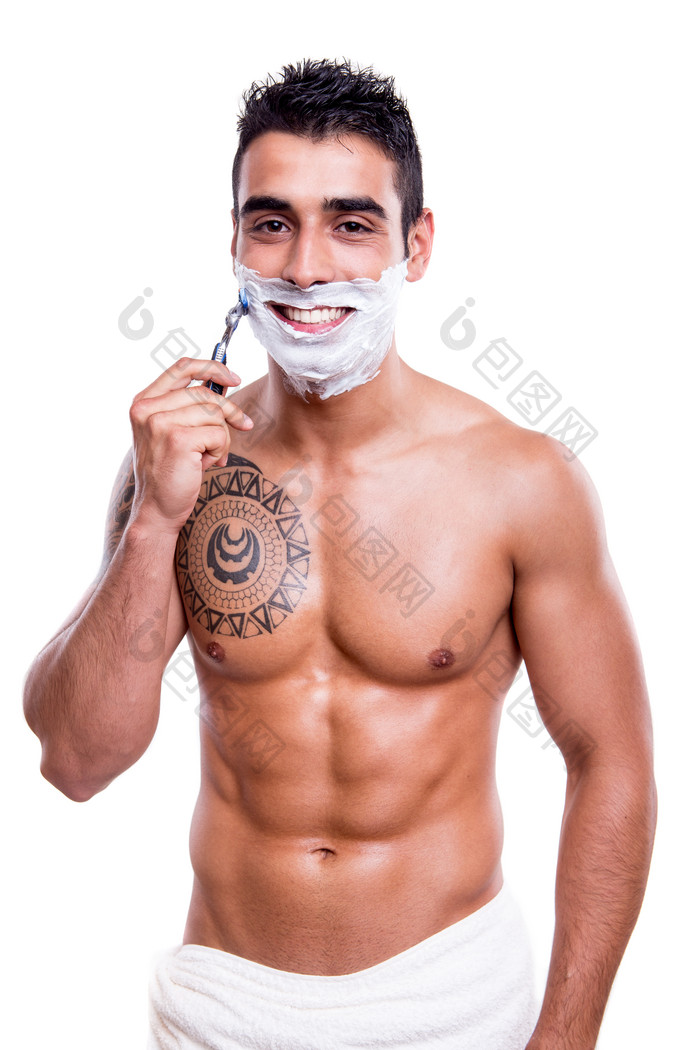 刮胡子清洁的男人