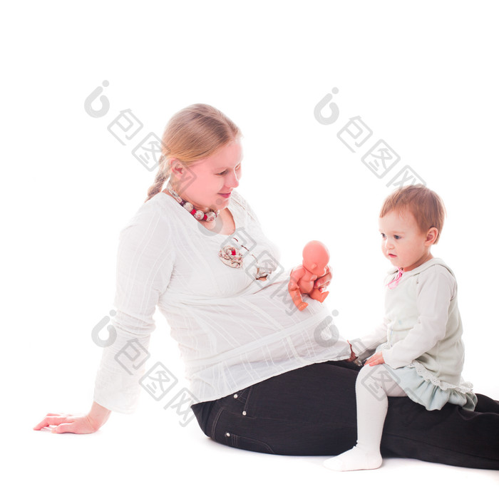 宝宝坐在怀孕妈妈的腿上