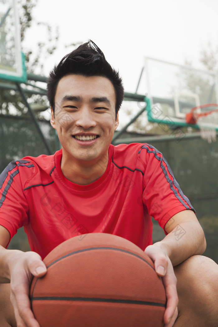篮球抱着球体育运动坐着男人微笑打球篮球场