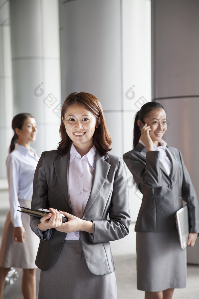 女人商业业务微笑西装正式的抱着资料摄影图
