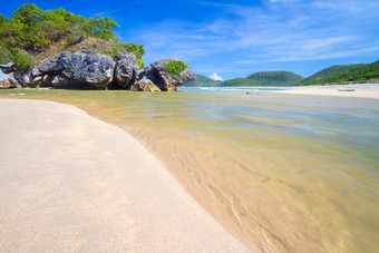 海边海浪冲击海水度假旅游风景摄影